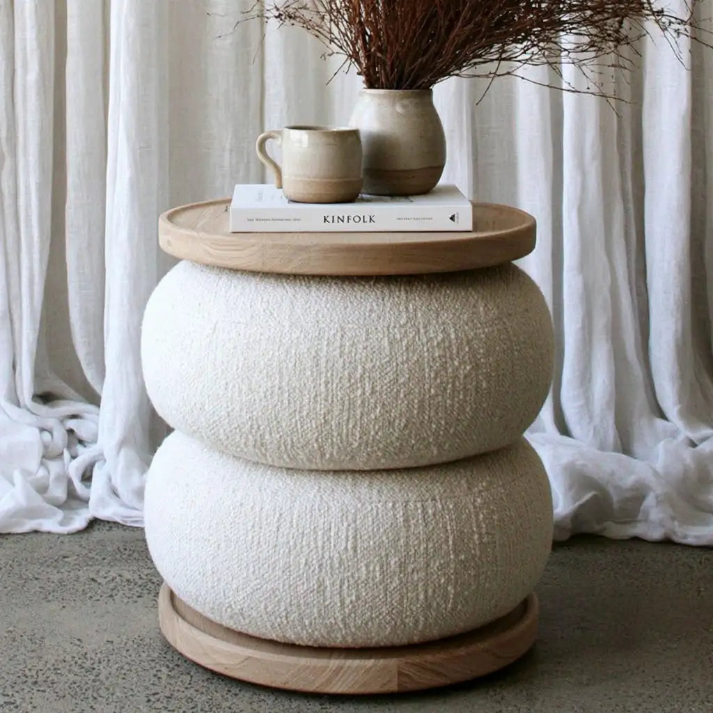 Tavolino laterale rotondo dal profilo contemporaneo, bianco e beige, per la casa