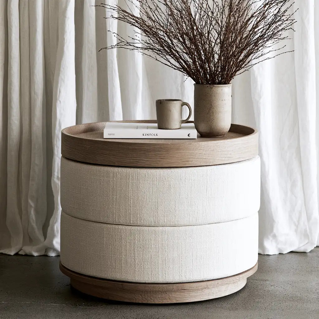Tavolino laterale rotondo dal design essenziale, bianco e beige, per la casa