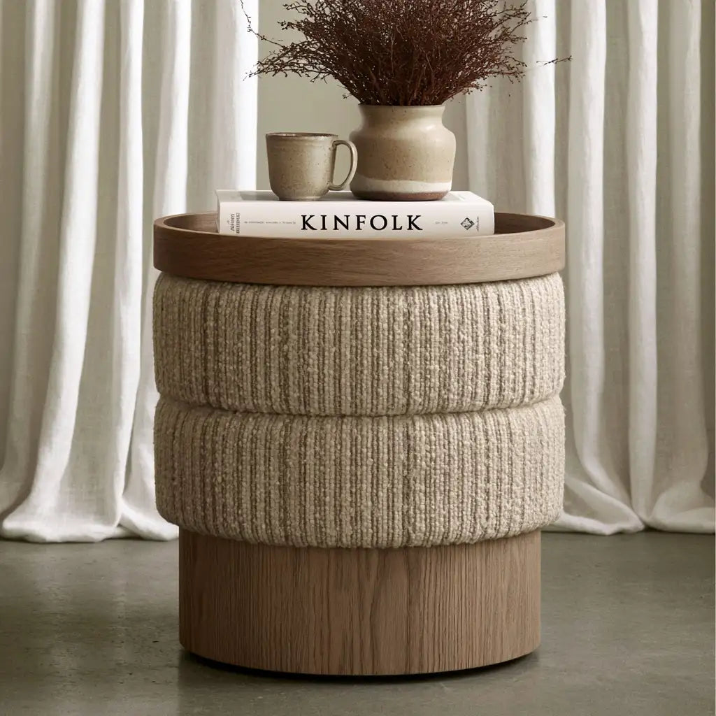 Tavolino laterale rotondo dal profilo contemporaneo, bianco e beige, per la casa