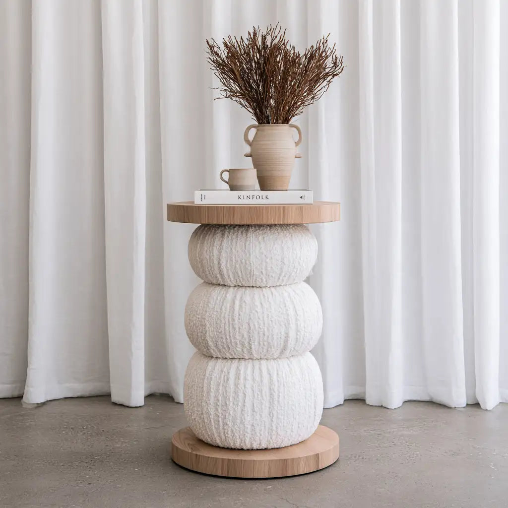 Tavolino laterale rotondo dalla forma compatta, bianco e beige, per la casa