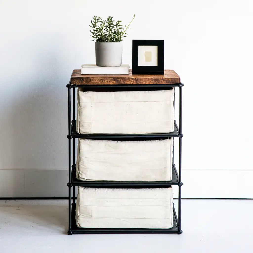 Scarpiera a ribalta dalla forma compatta, beige e nero, per la casa